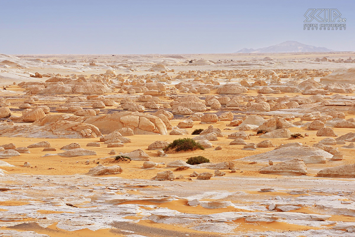 Oude Witte Woestijn De wondermooie Oude Witte Woestijn met bizarre kalkstenen formaties en immense monolieten, inselbergen genaamd, tussen de zandduinen. Stefan Cruysberghs